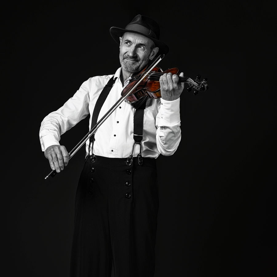 Bernard Gonthier, violoniste, banjoïste et mandoliniste du Cabaret Pat'Jaune