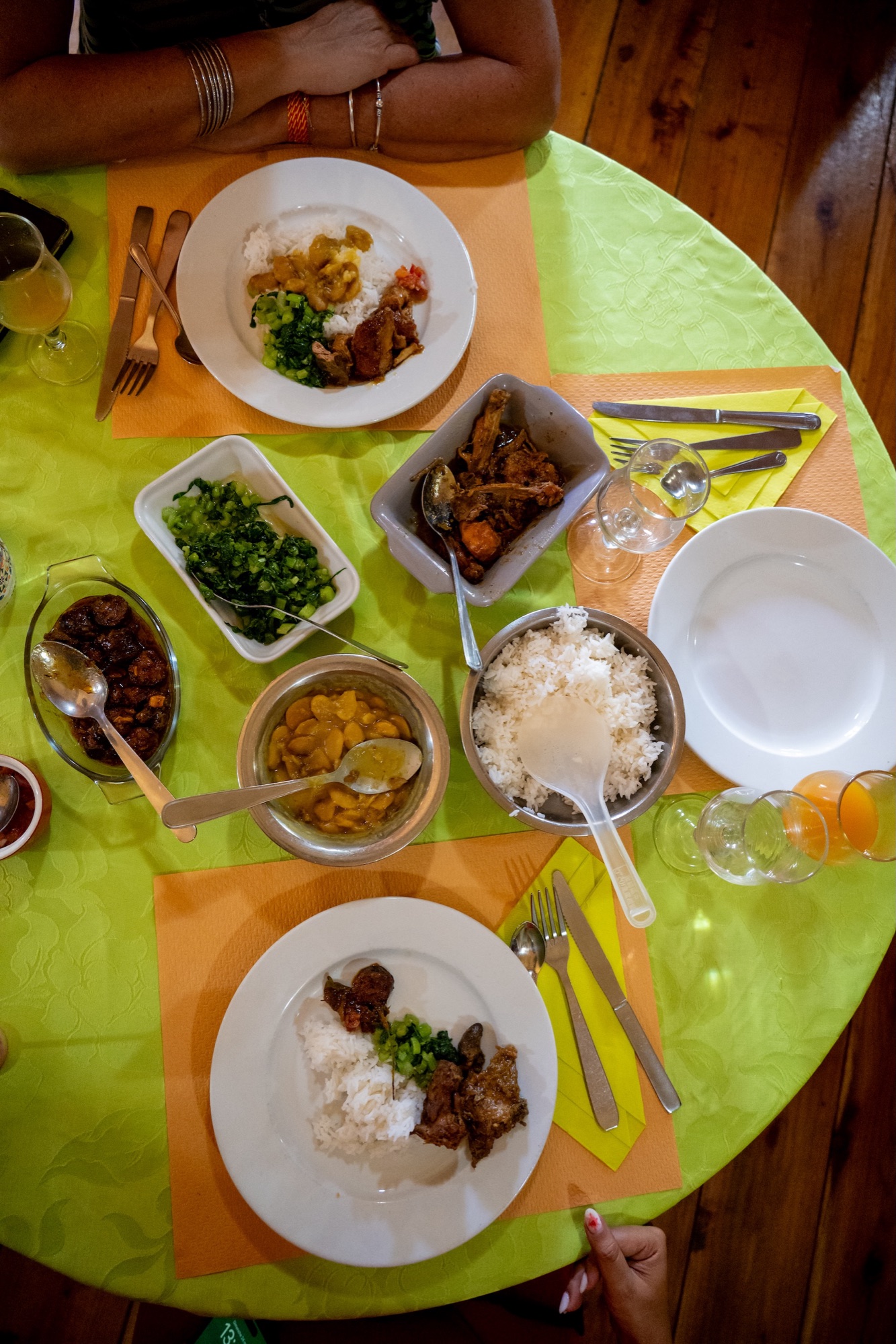 Repas créole traditionnel — table dressée au Cabaret Pat'Jaune