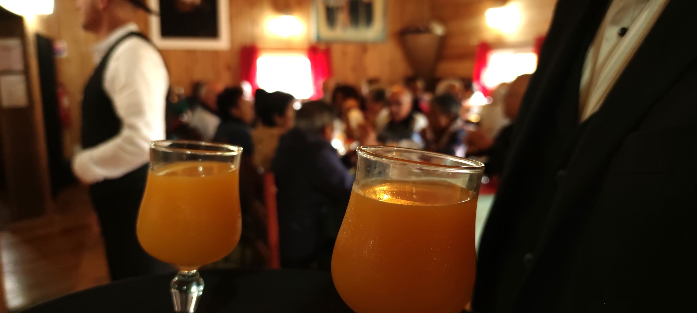 Verres de punch servis en salle au Cabaret Pat'Jaune