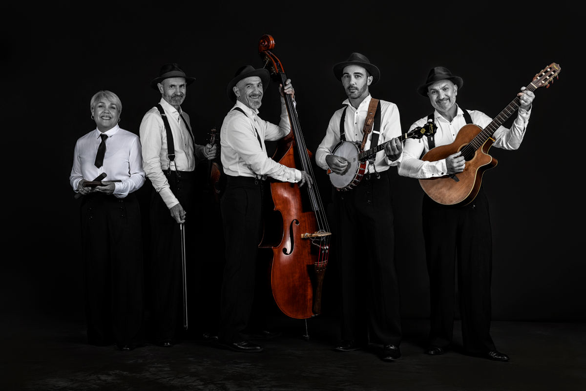 Le groupe Pat'Jaune au complet en portrait studio, instruments en couleur