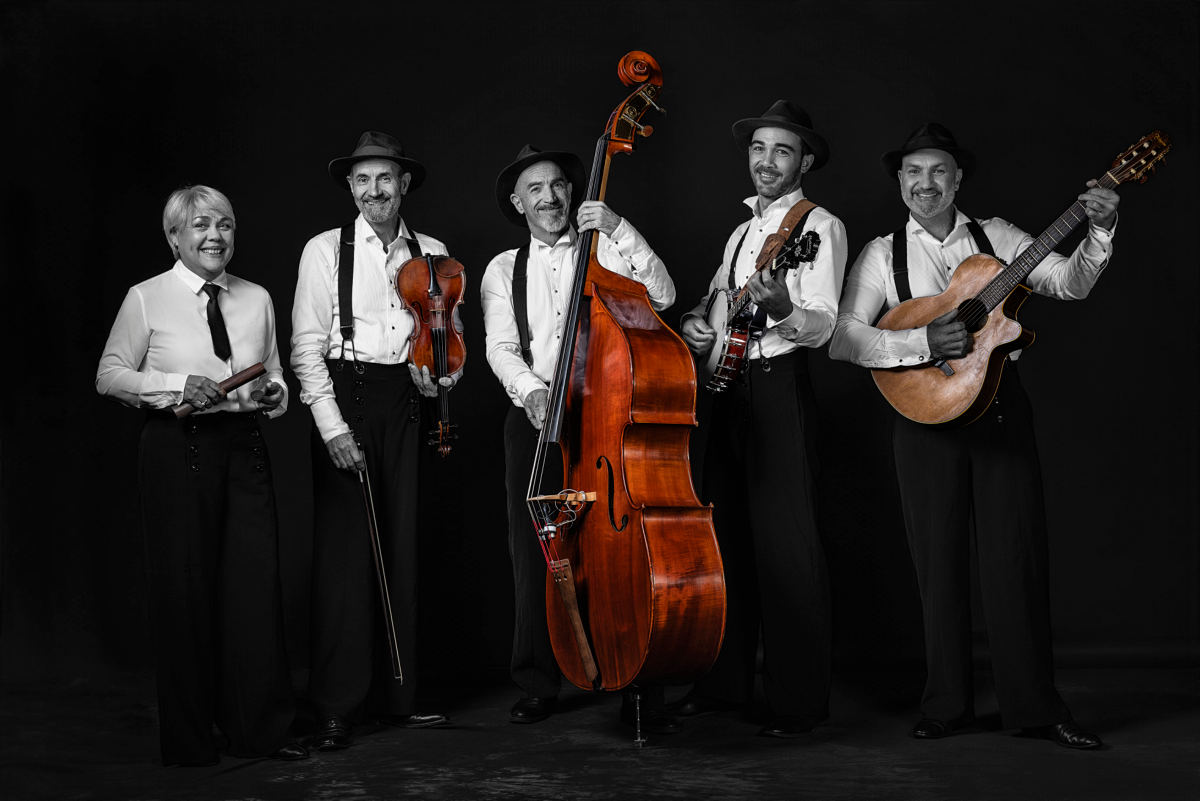 Les cinq musiciens du Cabaret Pat'Jaune réunis en studio