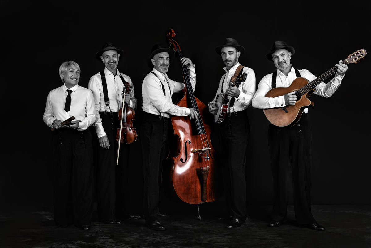 Le groupe Pat'Jaune en tenue de scène, portrait studio