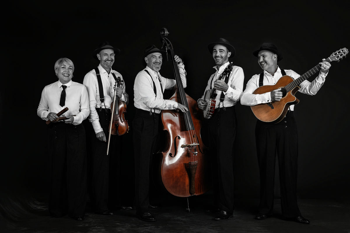 Les musiciens du Cabaret Pat'Jaune et leurs instruments traditionnels