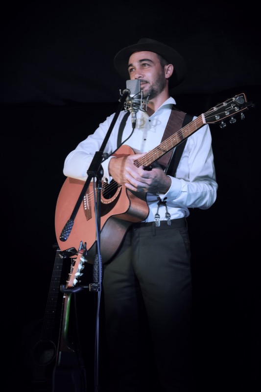 Guitariste souriant