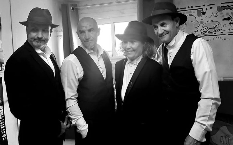 Musicien du Cabaret Pat'Jaune sur scène